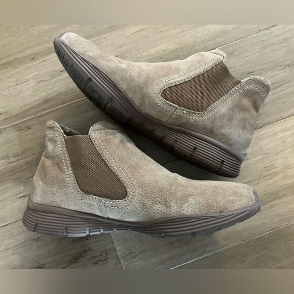 Skechers tan suede leather fabric lined women’s Chelsea ankle boots ! Size 9 - Picture 2 of 7